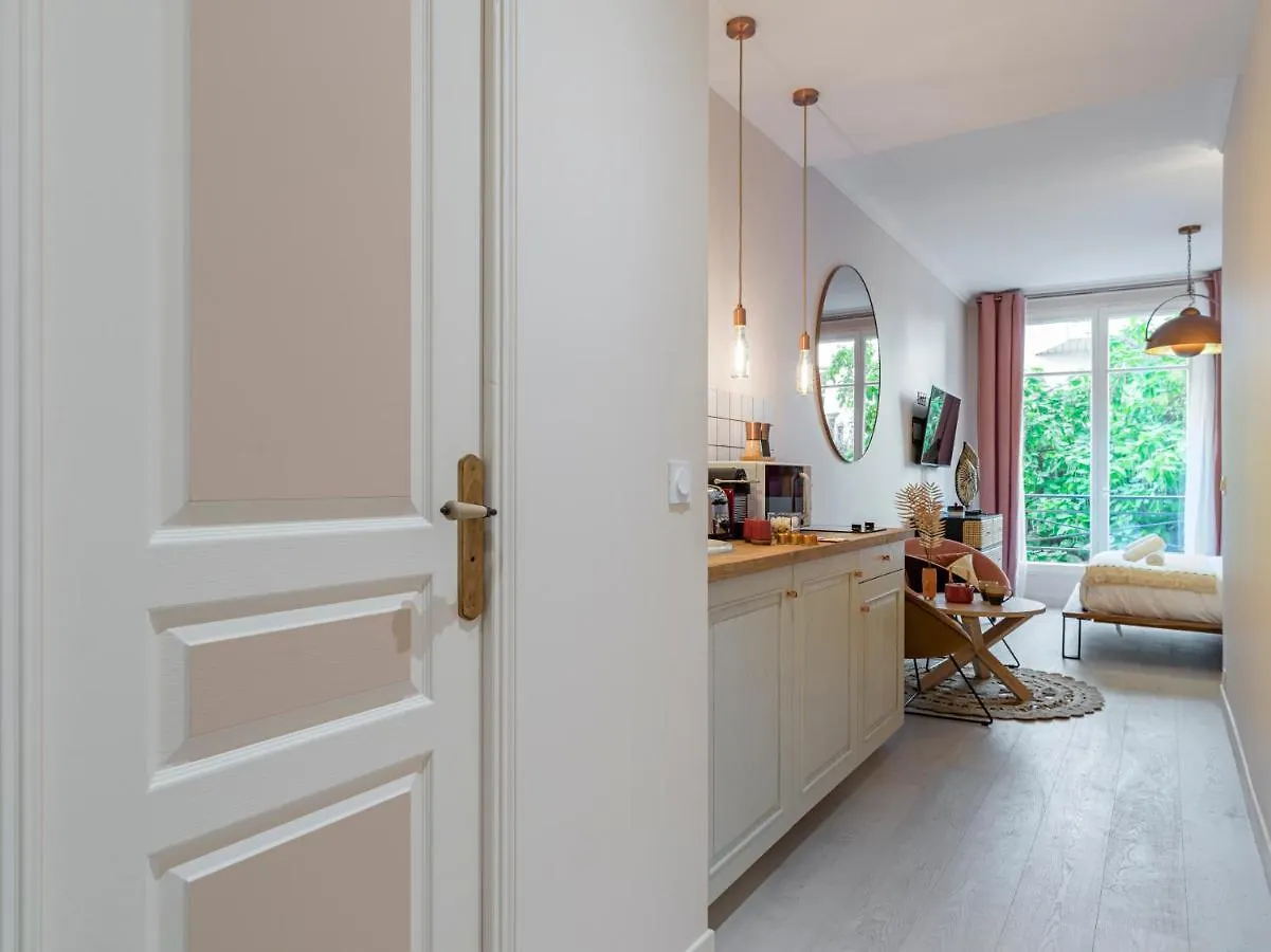 Pink & Wood Cocoon Apartment Paris