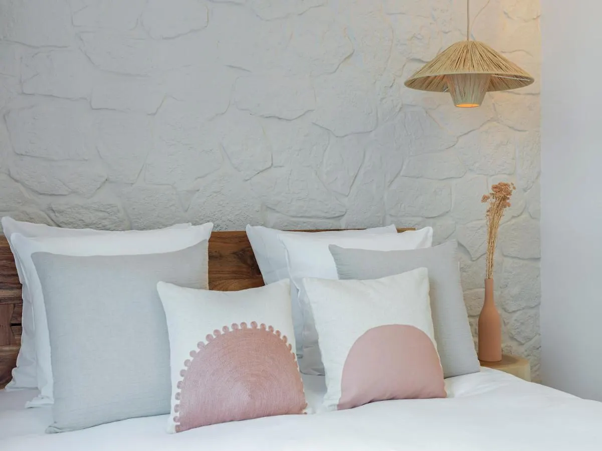 Pink & Wood Cocoon Apartment Paris