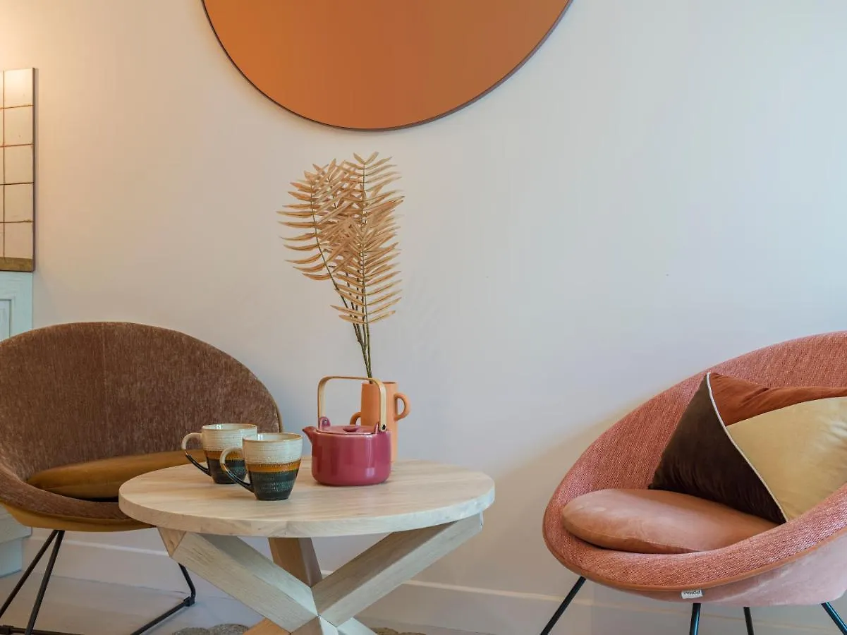 Pink & Wood Cocoon Apartment Paris