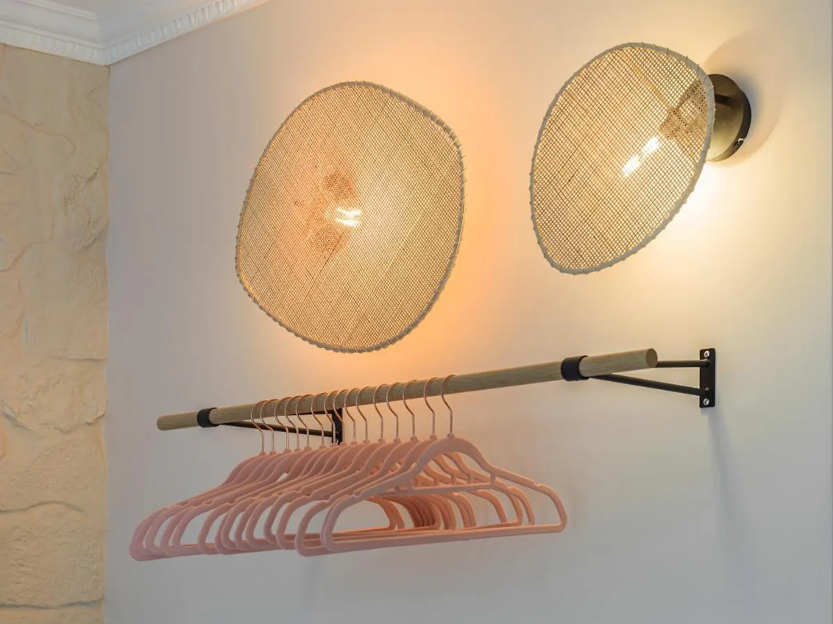 Pink & Wood Cocoon Apartment Paris