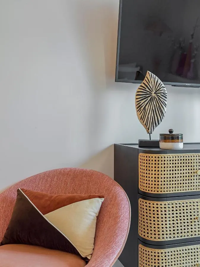Pink & Wood Cocoon Apartment Paris France