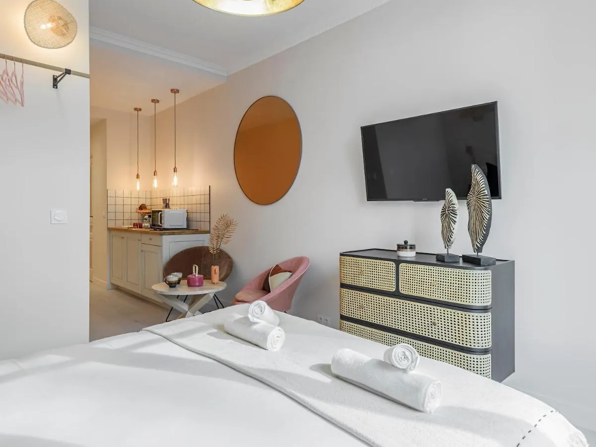 Pink & Wood Cocoon Apartment Paris
