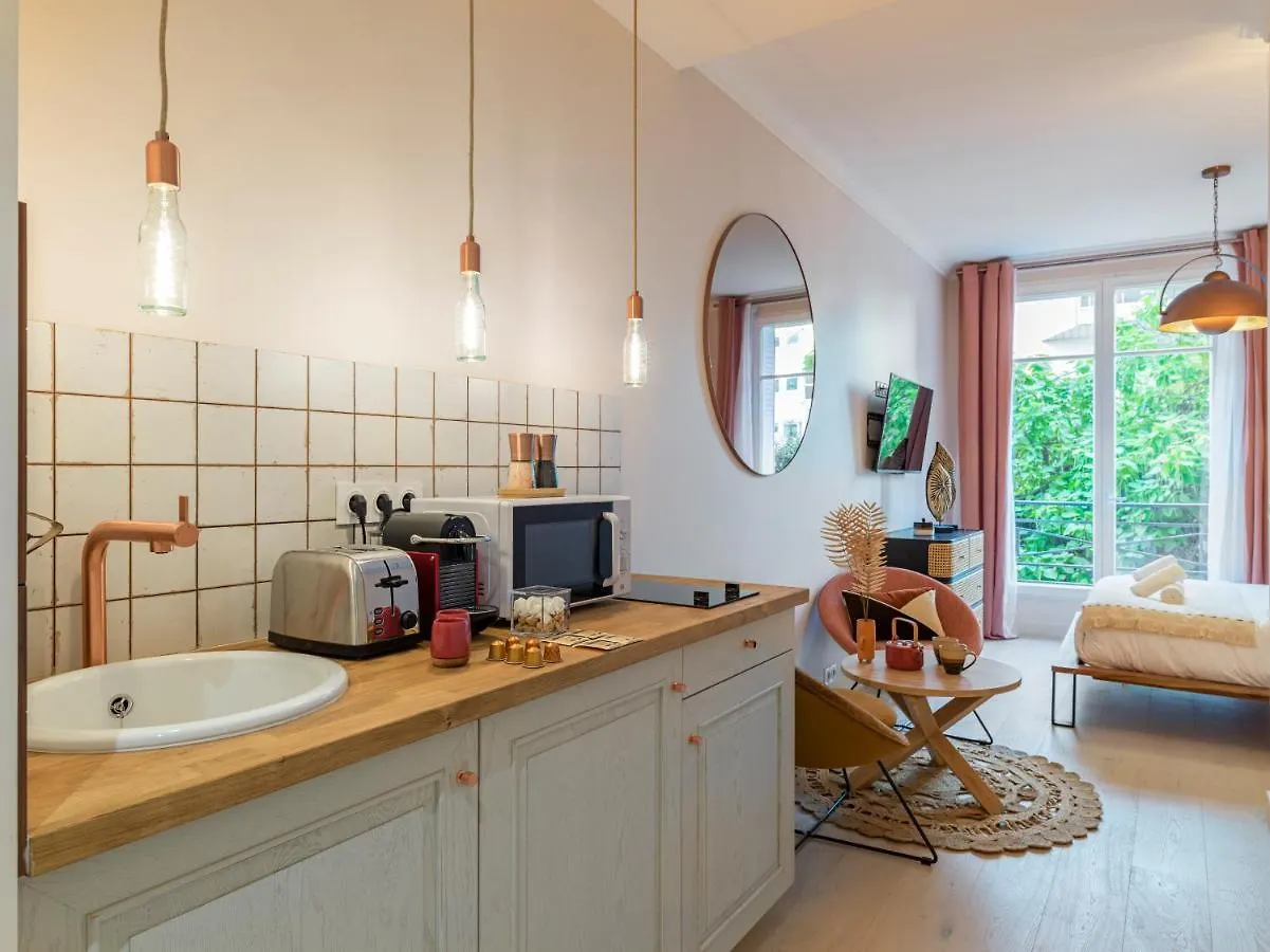 Pink & Wood Cocoon Apartment Paris